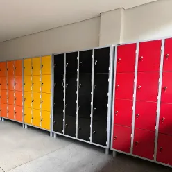 roupeiros de aço de 12 e 16 portas coloridos montado em cascavel na escola