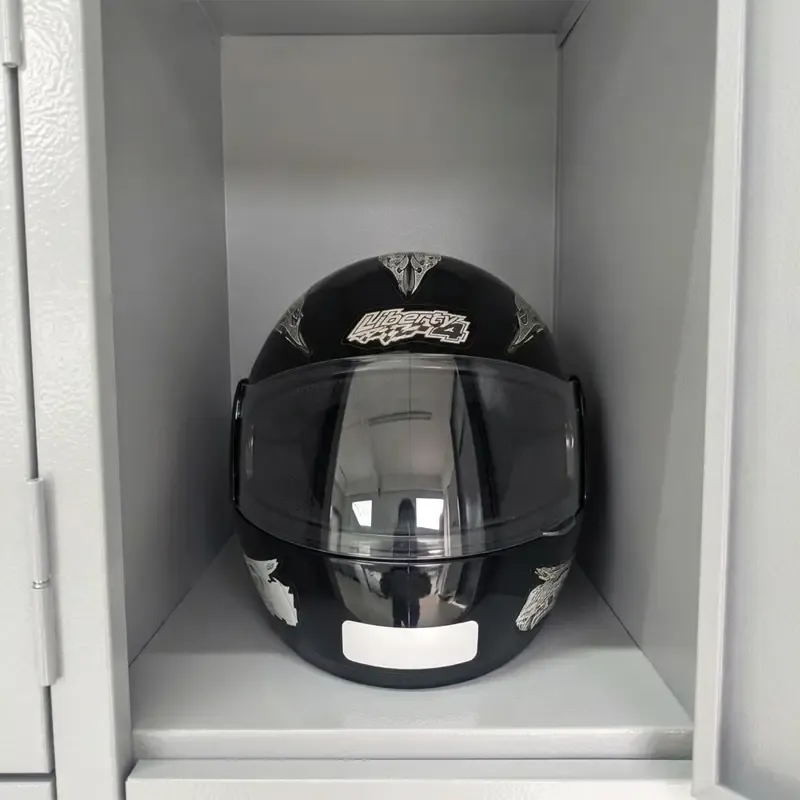 Interior do roupeiro de aço 20 portas com espaço para capacete e pertences
