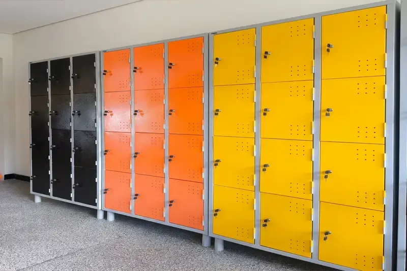 Vestiário organizado com roupeiros de aço atendendo NR 18 e NR 24 em empresa de Cascavel PR