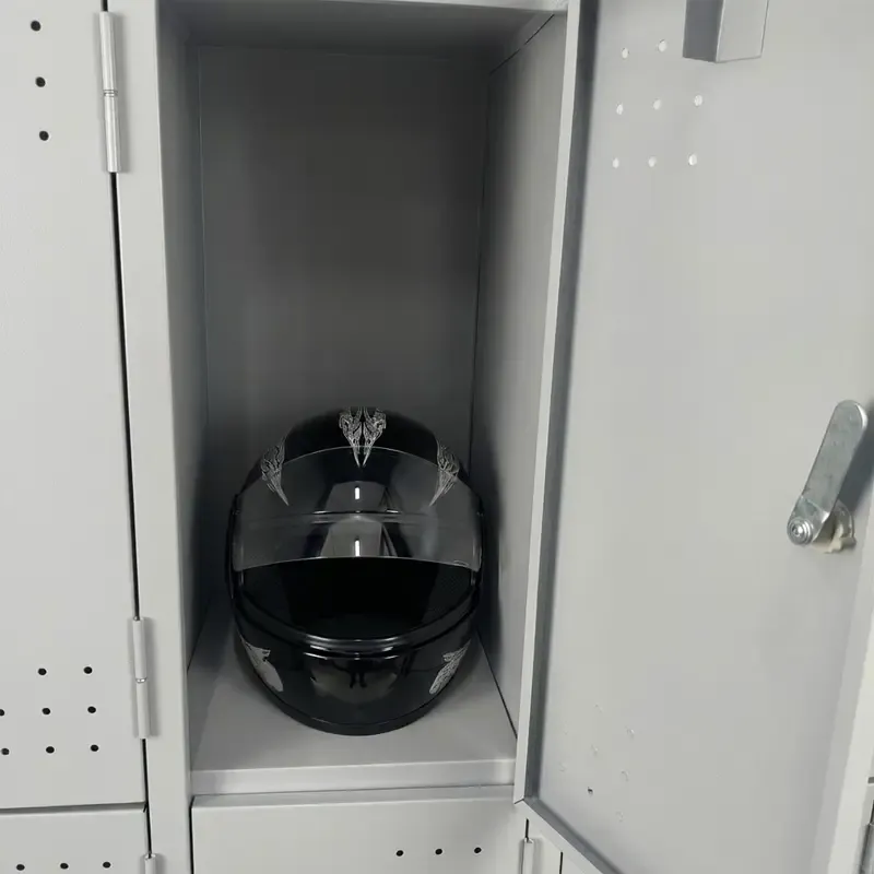 Interior do roupeiro 12 portas especial com espaço para mochila grande e capacete