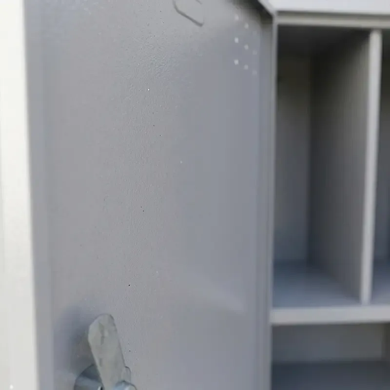 Ventilação nas portas e pintura eletrostática do roupeiro de aço insalubre 4 portas