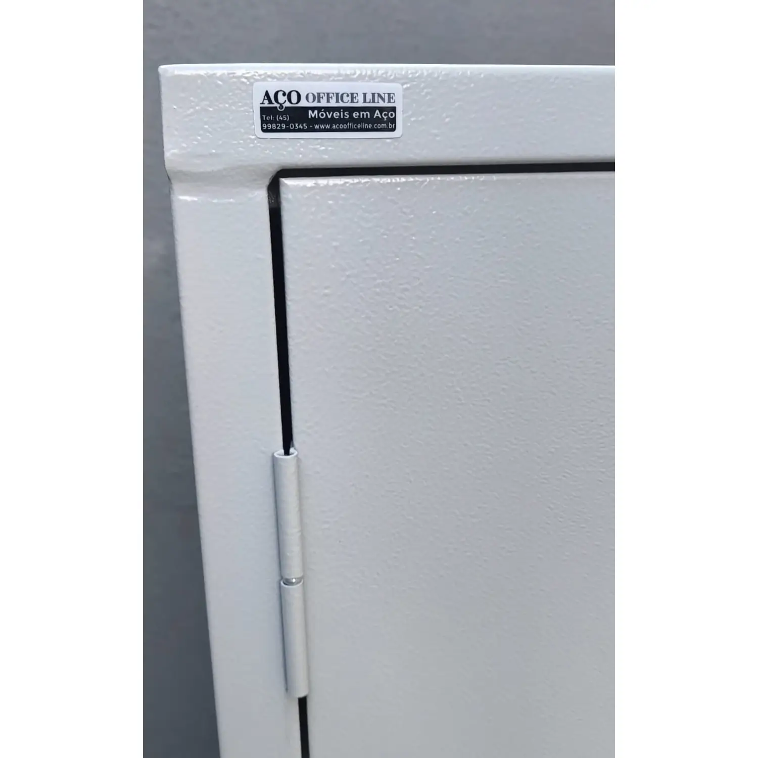 canto do armario de aço largo 